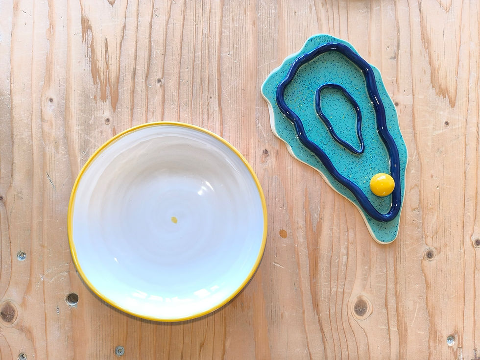 Fertig glasierte und gebrannte bunte Keramik ist bereit für die Abholung.