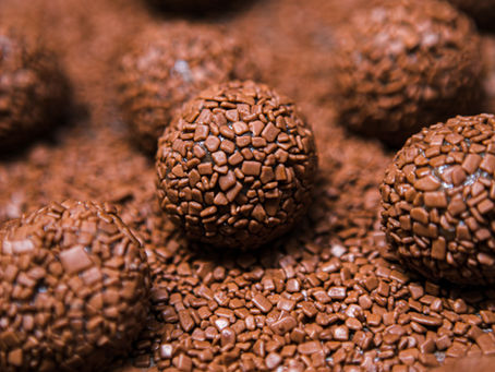 Brigadeiro no casamento: Por que as memórias afetivas nunca saem de moda!