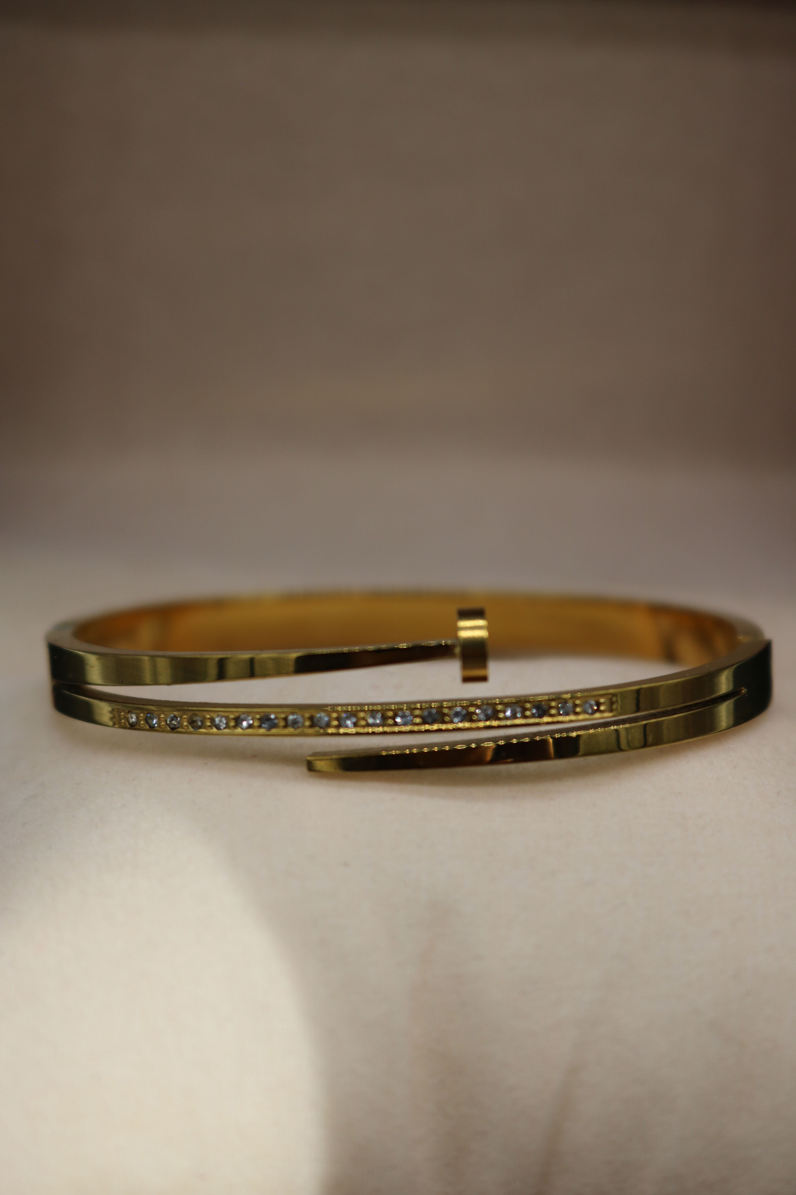 Twisted Screw Crystal Inlay Bangle