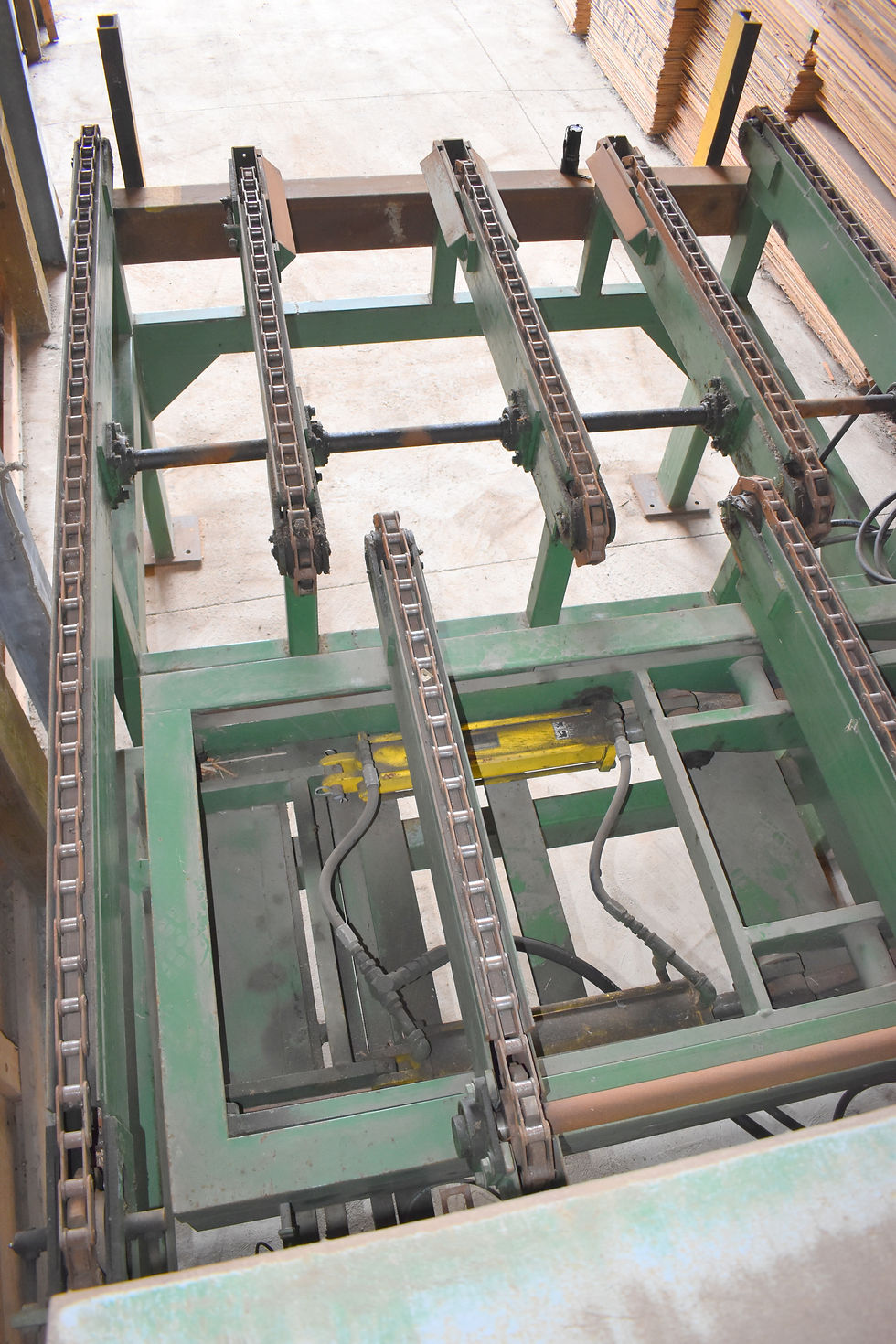 Thumbnail: Tilt hoist with chain infeed deck