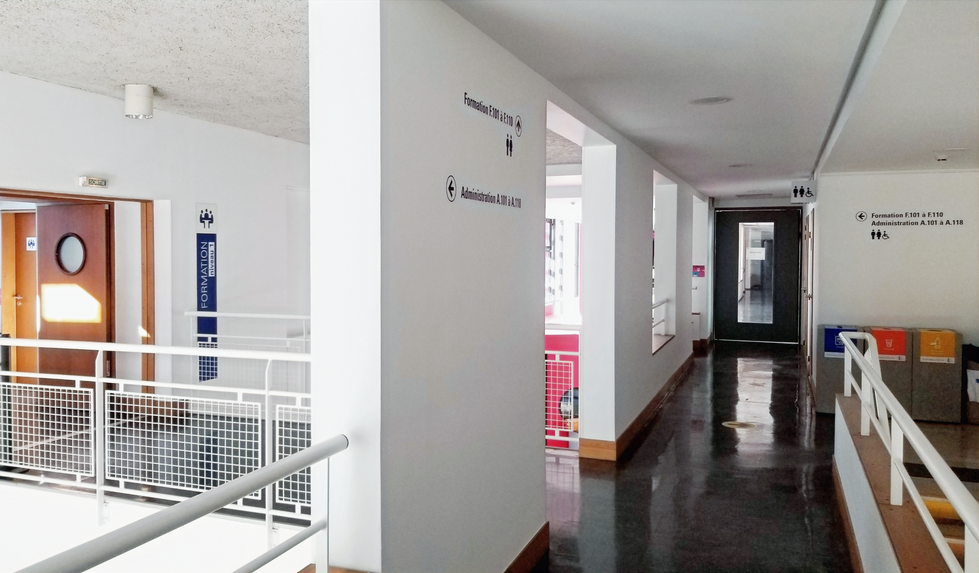Signalétique directionnelle intérieure dans les étages.
