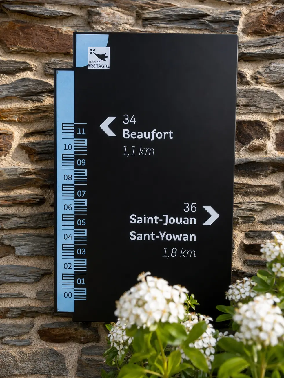 Signalétique directionnelle espace naturel  déplacements doux itinéraire cyclable randonnée.