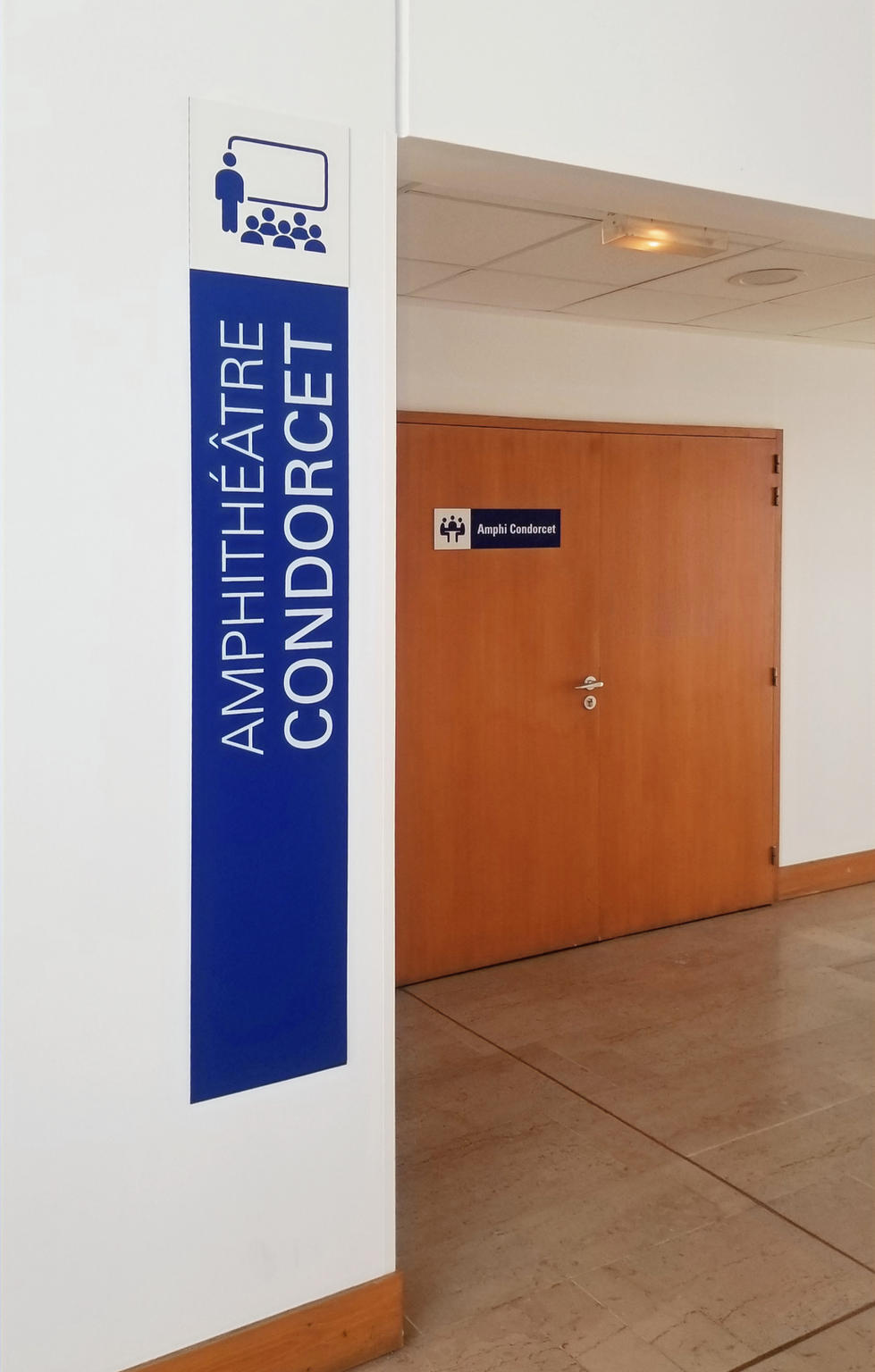 Signalétique verticale indiquant clairement le service ou l’espace concerné.