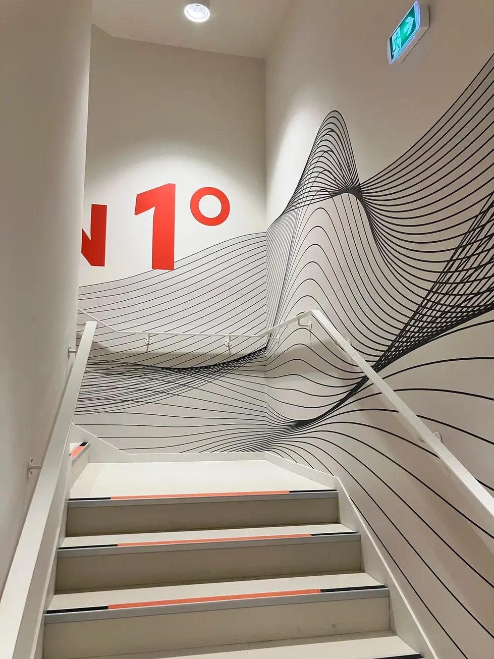 Signalétique intérieure, design mural de la maison des Skippers à Lorient conçue par Unsens Bureau d'études en signalétique
