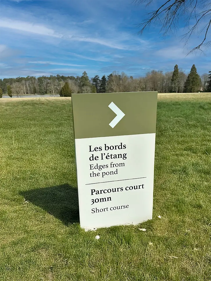 petit directionnel, parc du château de Bouges.