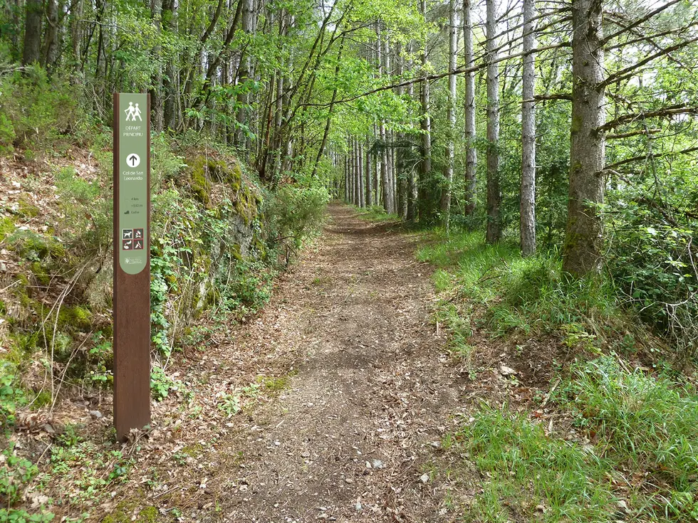 Mobilier de signalétique, réalisé en Corten par Unsens.
