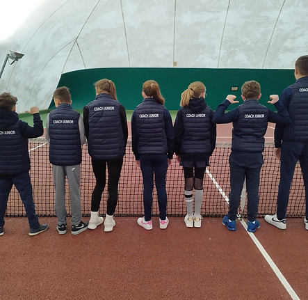 Les enfants membres de l'équipe de coachs juniors de l'AS du Tertre.