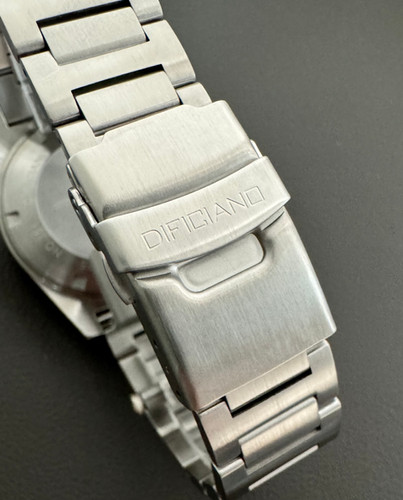 Narwhal Dots Bezel Date | dificiano