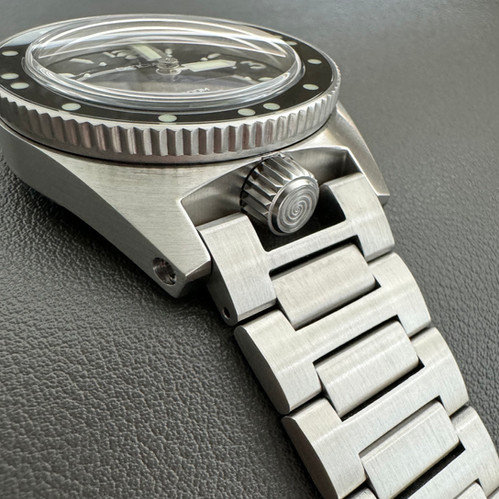 Narwhal Dots Bezel Date | dificiano