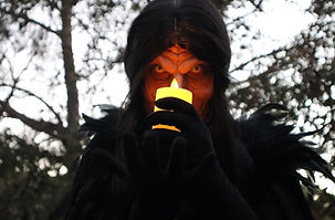 Eventos de Halloween, Bruja Hecaté sujetando una vela.