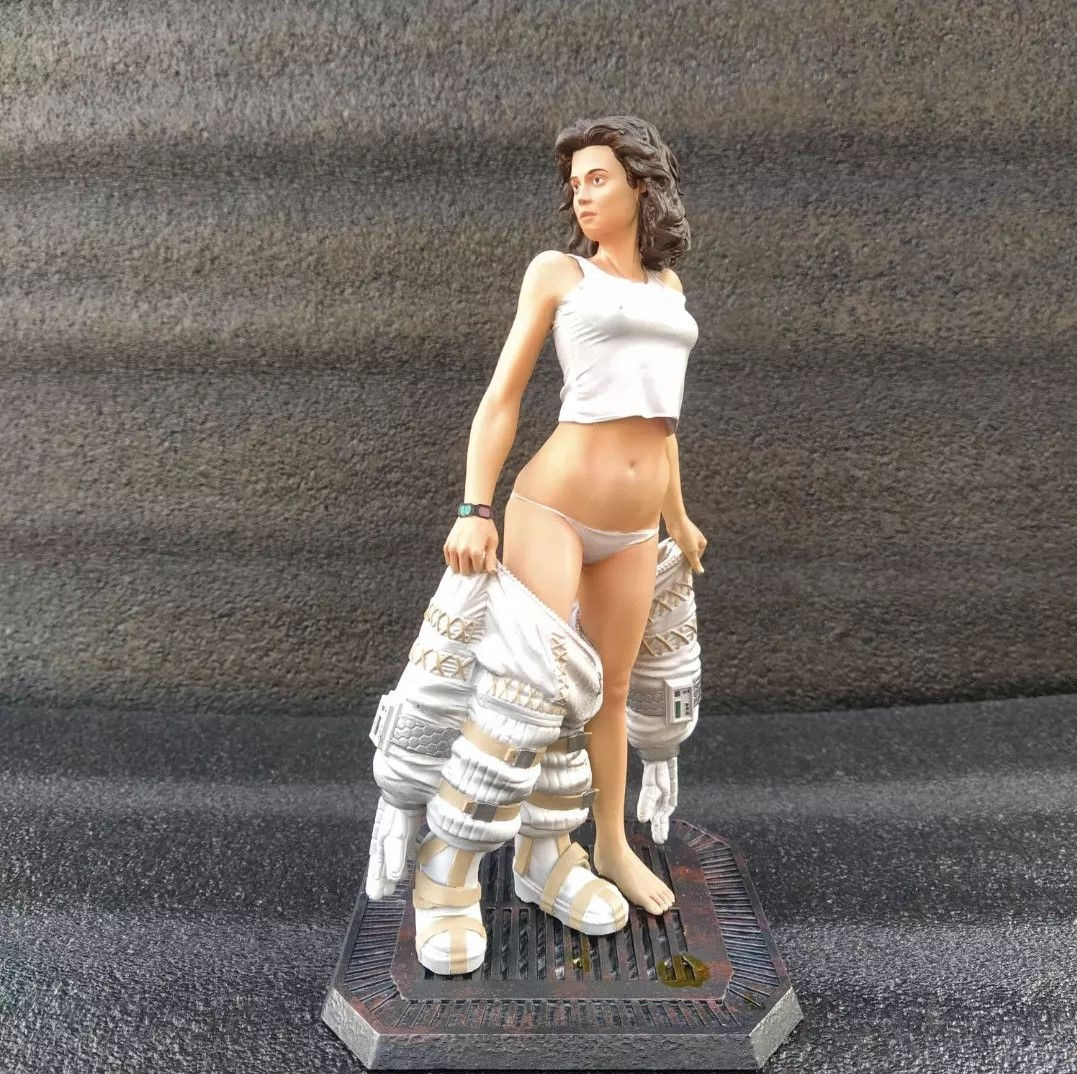 Ellen Ripley Alien Underwater Sualtı Boyalı Figür 25 cm