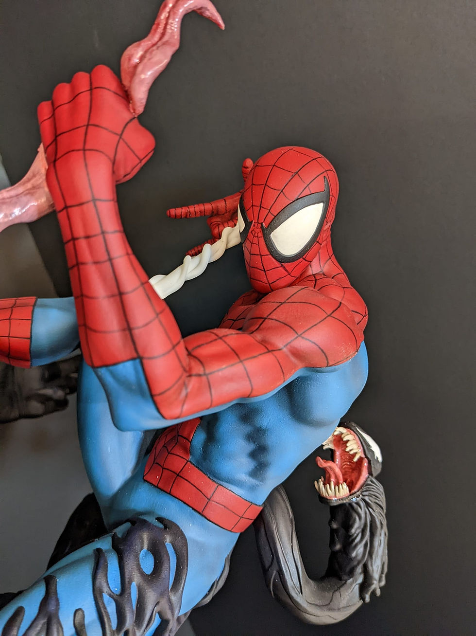 Küçük resim: Venom Vs Spiderman Azılı Düşman Boyalı Figür 20 Cm (Büyük Boy)