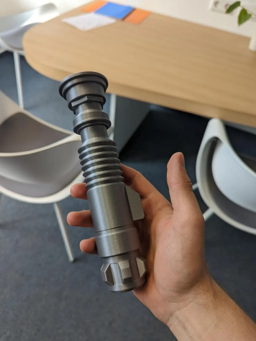 Küçük resim: Star Wars Hareketli Açılıp Kapanabilen Işın Kılıcı Model V1 (Işıksız)