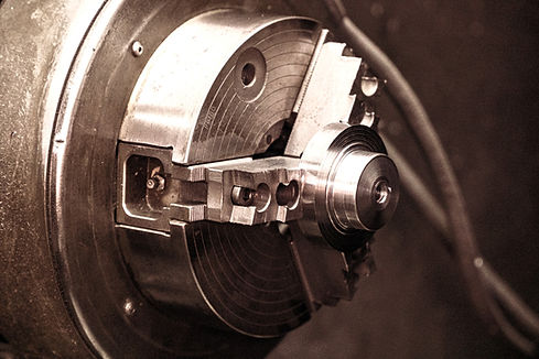 torno cnc em funcionamento usinanfo peça metálica