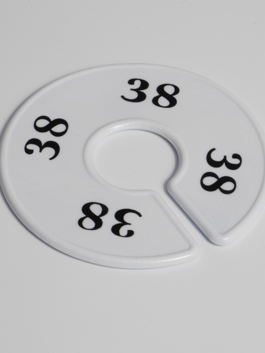 Display de numeração para roupas arredondado para araras.