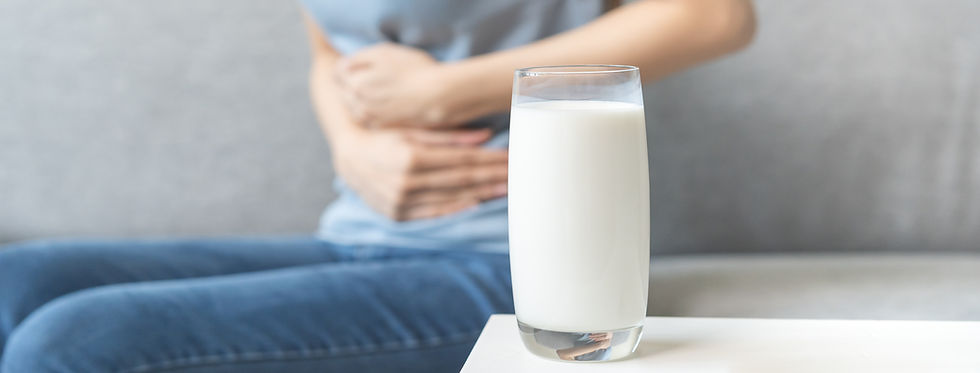 Femme qui souffre d'un mal de ventre à cause du lait, intolérance au lactose, allergie