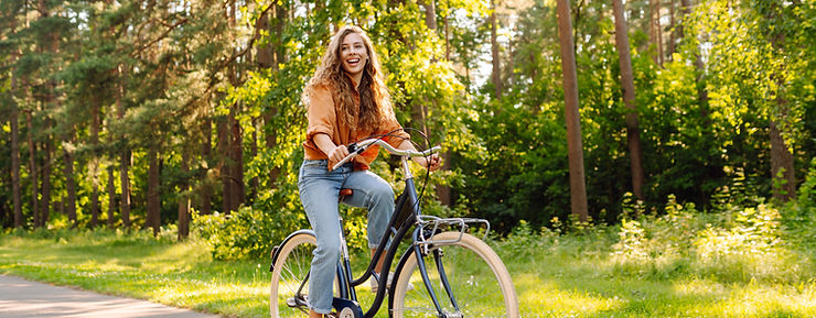 Femme heureuse au soleil, vélo, printemps