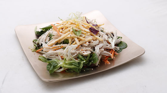 Salade de poulet, surimi avec la sauce moutard à l’ancienne