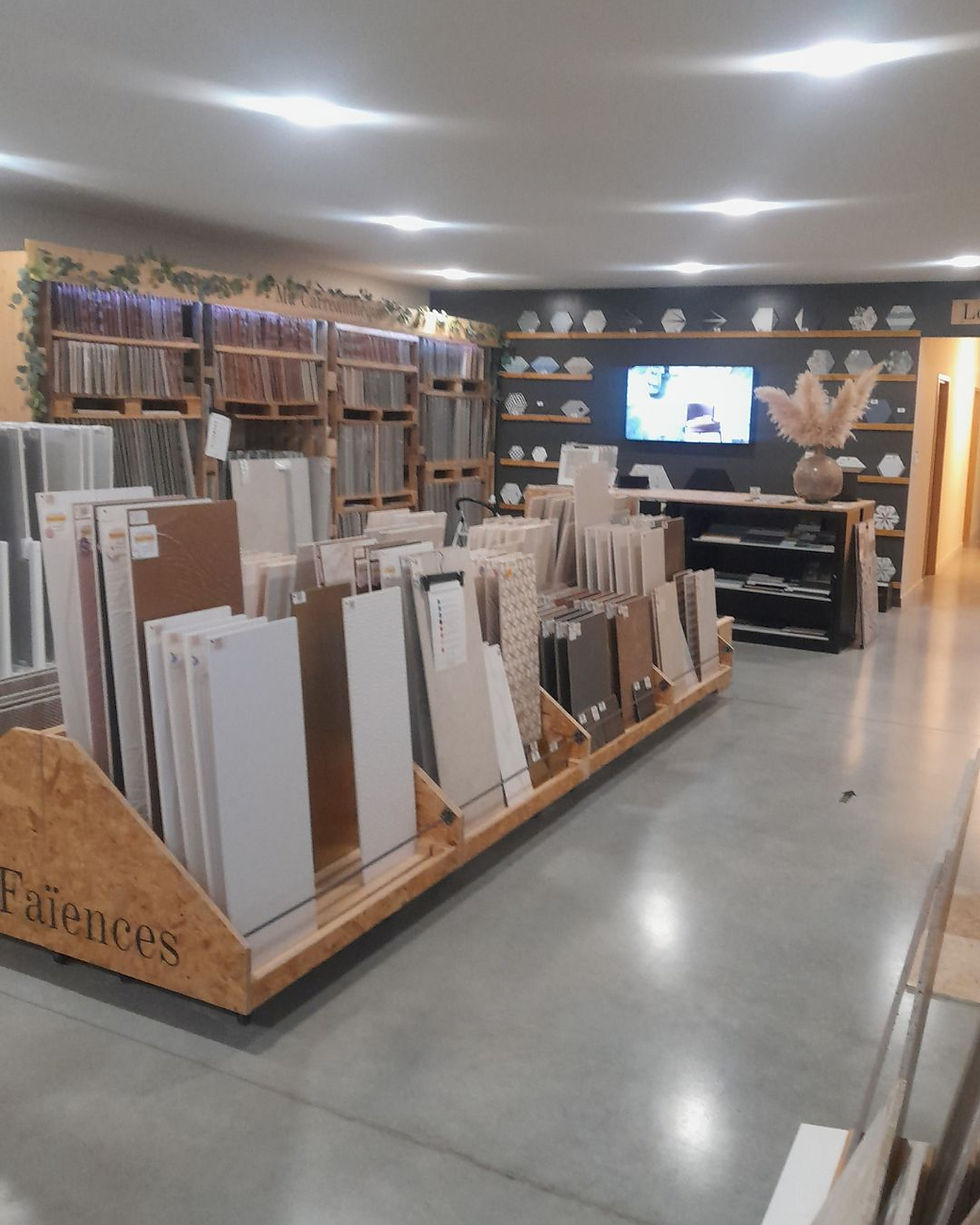 Acheter son carrelage en ligne ou en showroom : ce que vous devez savoir avant de choisir