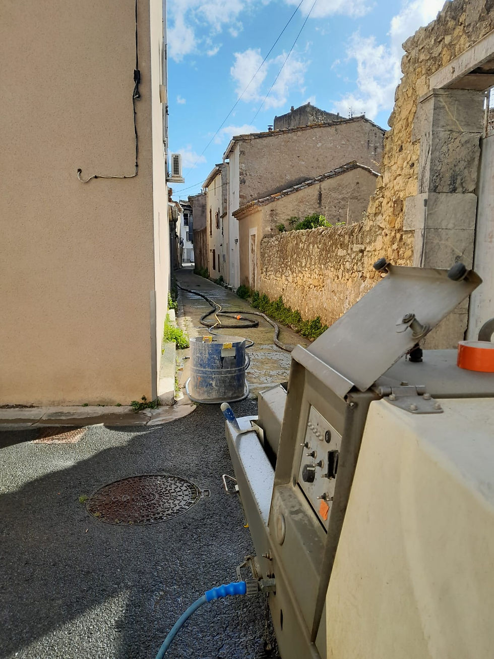En rénovation, aucun sol ne ressemble au précédent. Chape liquide, béton léger, ravoirage : comment nous choisissons le produit adapté à chaque chantier, dans l'Aude et l'Hérault.