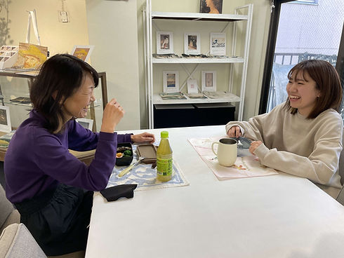 ランチタイムを過ごす2名の女性.jpg