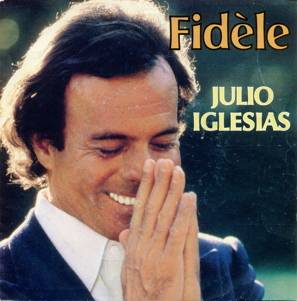 Julio Iglesias sourit et joint les mains sur la couverture de l'album Fidèle, pour illustrer la nécessité pour un disciple d'être fidèle à un seul maitre.