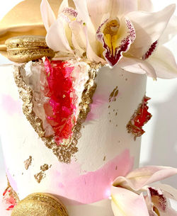 Cake en crema Ref. Orquidea con Geodas