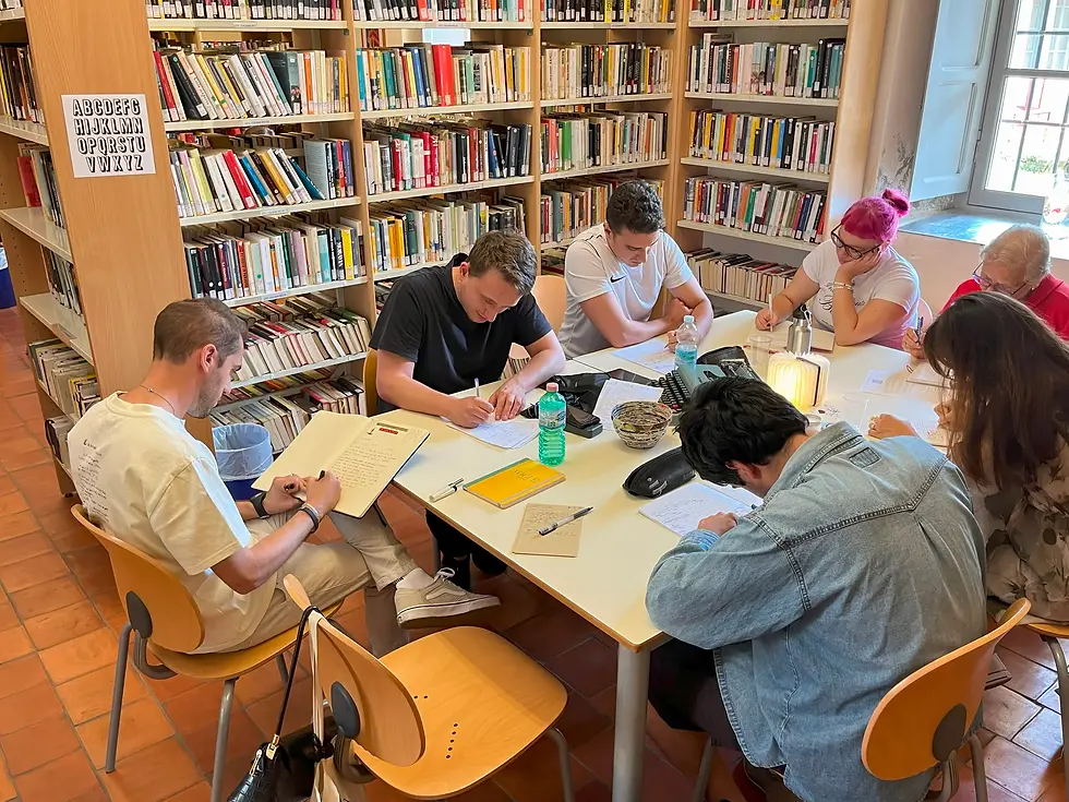 Il primo tavolo di partecipanti alla Maratona di Scrittura.