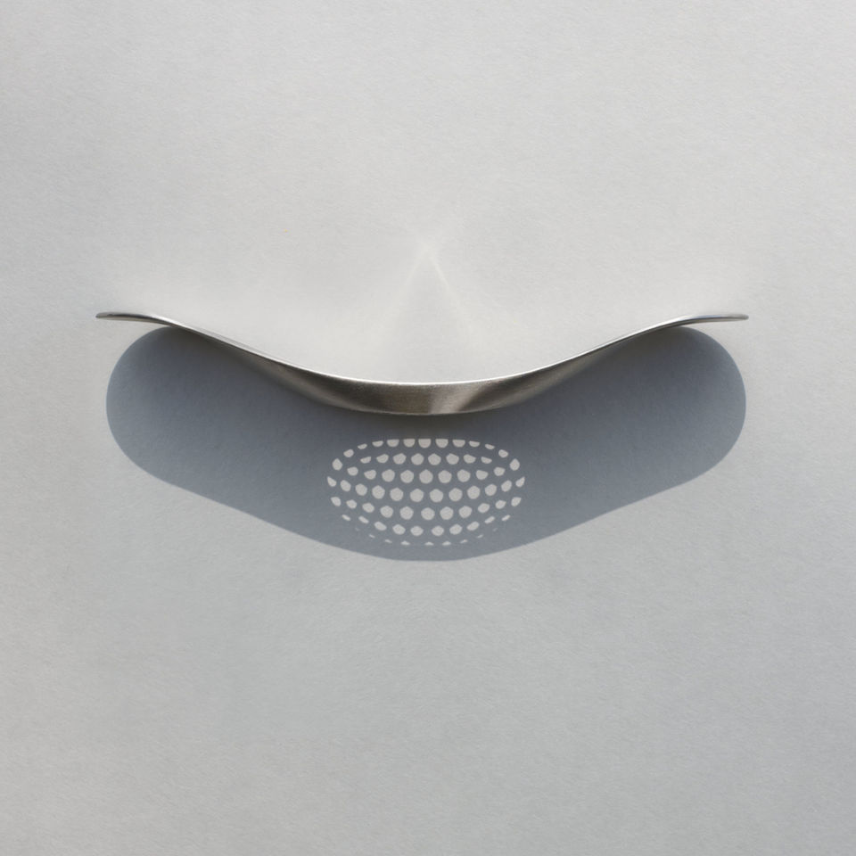 Joseph Joseph Garlic Rocker on its side highlighting the side profile.