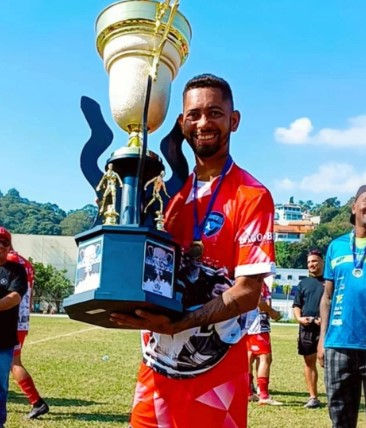 Erik Mamadeira com o troféu da Copa Botujuru 2025 conquistado com a equipe do Famoso. (Foto do Instagram)
