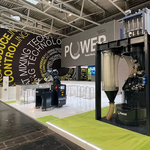 Pemat Messestand mit moderner Mischtechnik und industriellen Innovationen, präsentiert unter dem Slogan 'Power – Made in Germany'.