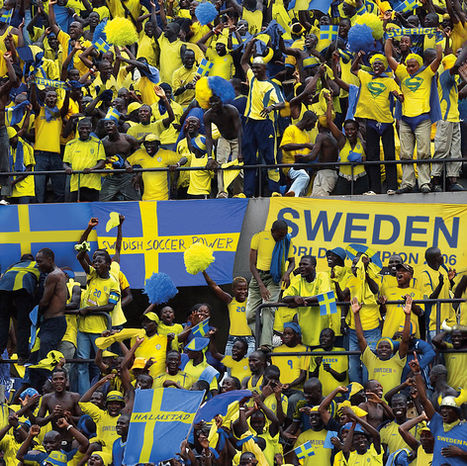 Provokante Werbeanzeige für Turbotan Selbstbräuner mit afrikanischen Fans in schwedischen Fußballtrikots.