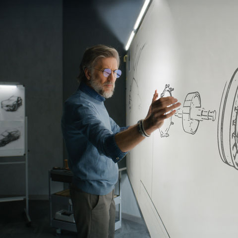 Ingenieur bei der Entwicklung von Elektromotor-Komponenten mit BASF Ultrason, Fokus auf Leistungssteigerung und Gewichtsreduktion.