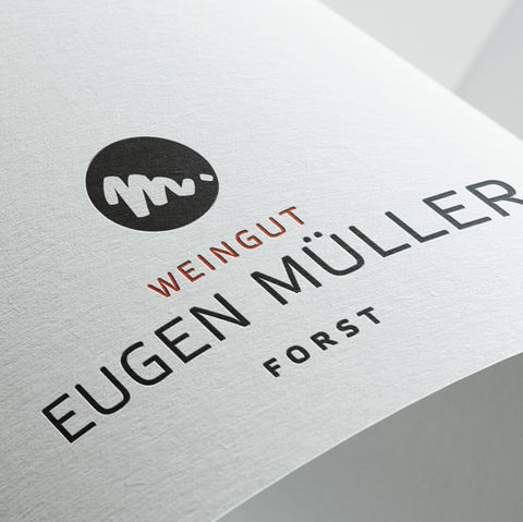 Schlichtes und modernes Logo-Design für das Weingut Eugen Müller, kombiniert Text und minimalistische Grafik.