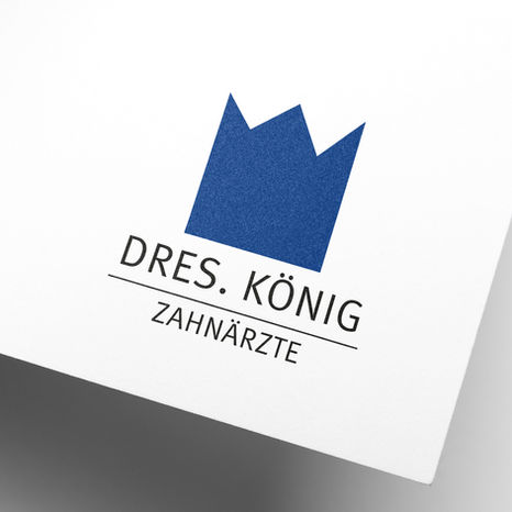Modernes Logo der Zahnarztpraxis Dres. König in Bad Dürkheim mit medizinischem Farbkonzept.