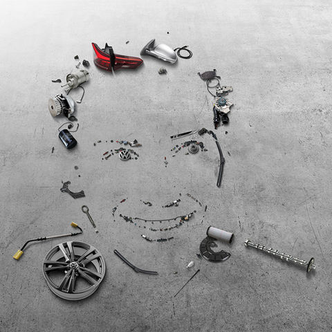 Kreative Darstellung eines Gesichts aus Automobilteilen, betont technische Präzision und Innovationskraft in der Automobilbranche für Auto Köhler.
