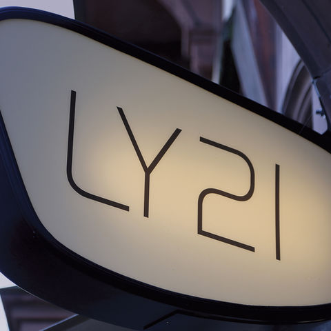 Eingangsschild des Fashion Stores LY 21 in der Lameystraße 21, Mannheim Oststadt, mit stilvollem Branding