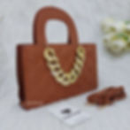 Miniatura: CARTERA CON CADENA DORADA