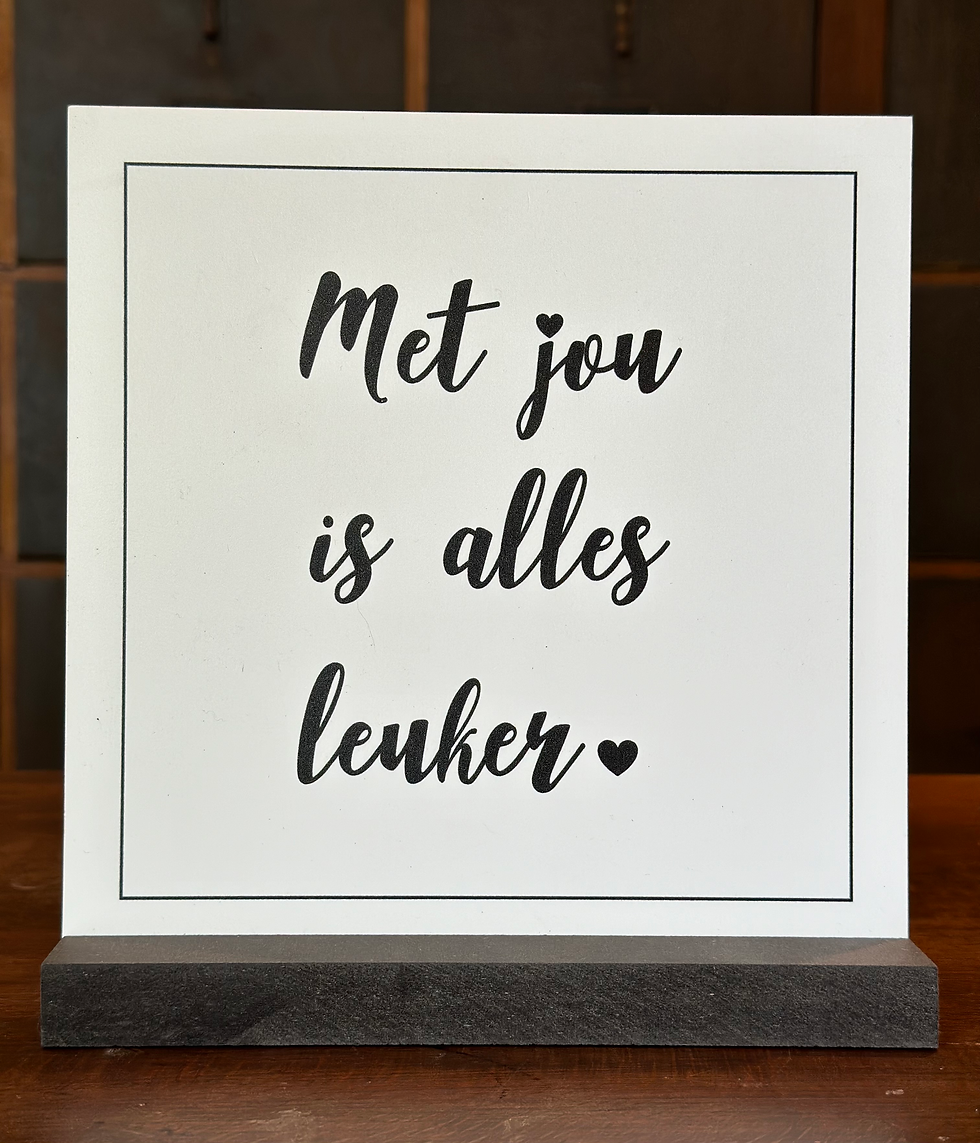 Thumbnail: Decoratieve,  lichtgewicht kunststof tegel met tekst
