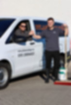 handschlag am auto.jpg
