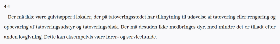 12.3 Særligt om servicehunde
En servicehund er en hund, som er specielt trænet til at udføre en eller flere nytteopgaver for personer med bevægelses- eller mental funktionsnedsættelse, som herved får en friere og mere uafhængig hverdag. En nytteopgave kan f.eks. være at samle ting op, at åbne og lukke døre eller at slukke og tænde lys. Begrebet servicehund dækker over flere forskellige kategorier, bl.a. servicehunde til personer med bevægelseshandicap, epilepsihunde, signalhunde og terapihunde. Servicehunde bærer normalt en form for mærkning, f.eks. et dækken. Danske servicehunde vil normalt bære et synligt dækken med påskriften ”Servicehund på arbejde”.