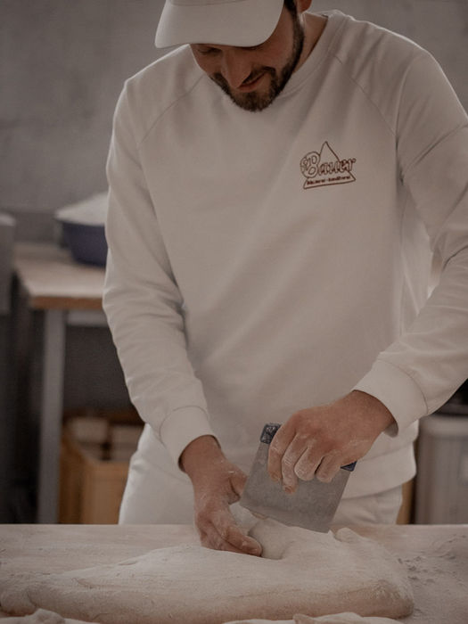 Stephan Bauer bei der Vorbereitung von Brotteig