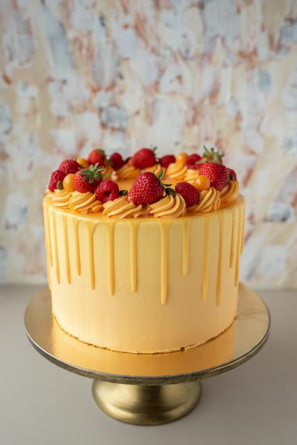 Torte orange-gelb mit frischen Beeren und Farbverlauf