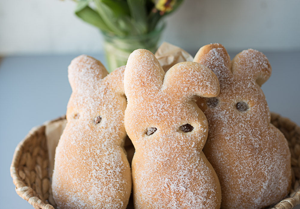 Osterhasen aus Hefeteig in einem Brotkörbchen