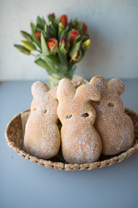 Osterhasen aus Hefeteig in einem Brotkörbchen