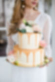 Classic Buttercream Golden Dripped Weddingcake mit frischen Blumen