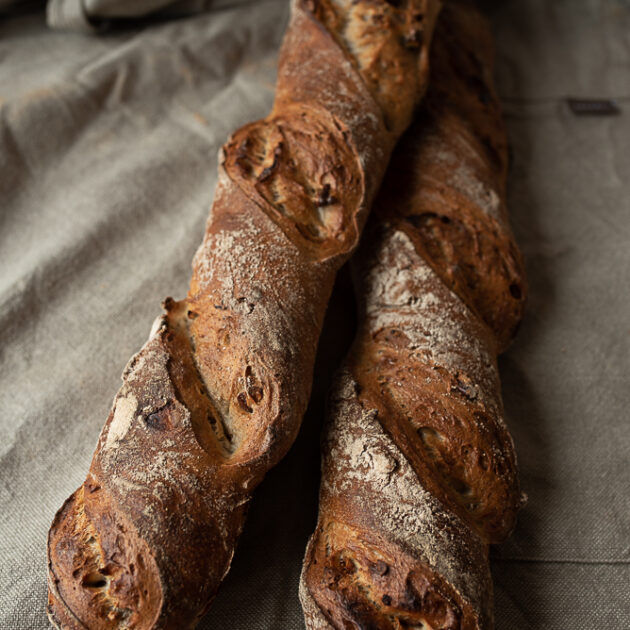 Feigenbaguette mit getrockneten Feigen, Pekannüssen und einem Hauch Zimt