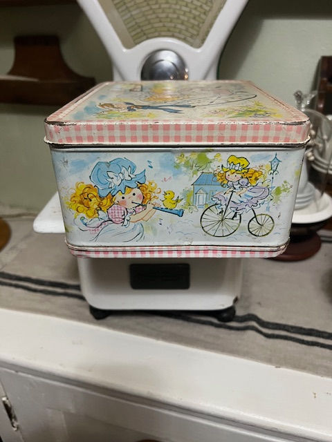 Thumbnail: Polly Pal Metal Lunchbox