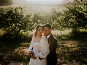 Noivos Joana e Tiago abraçados, casamento na Quinta da Bichinha