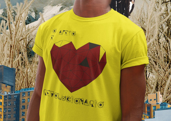MODELO VESTE CAMISETA COM NOSSA ARTE EXCLUSIVA O AFETO É REVOLUCINÁRIO
